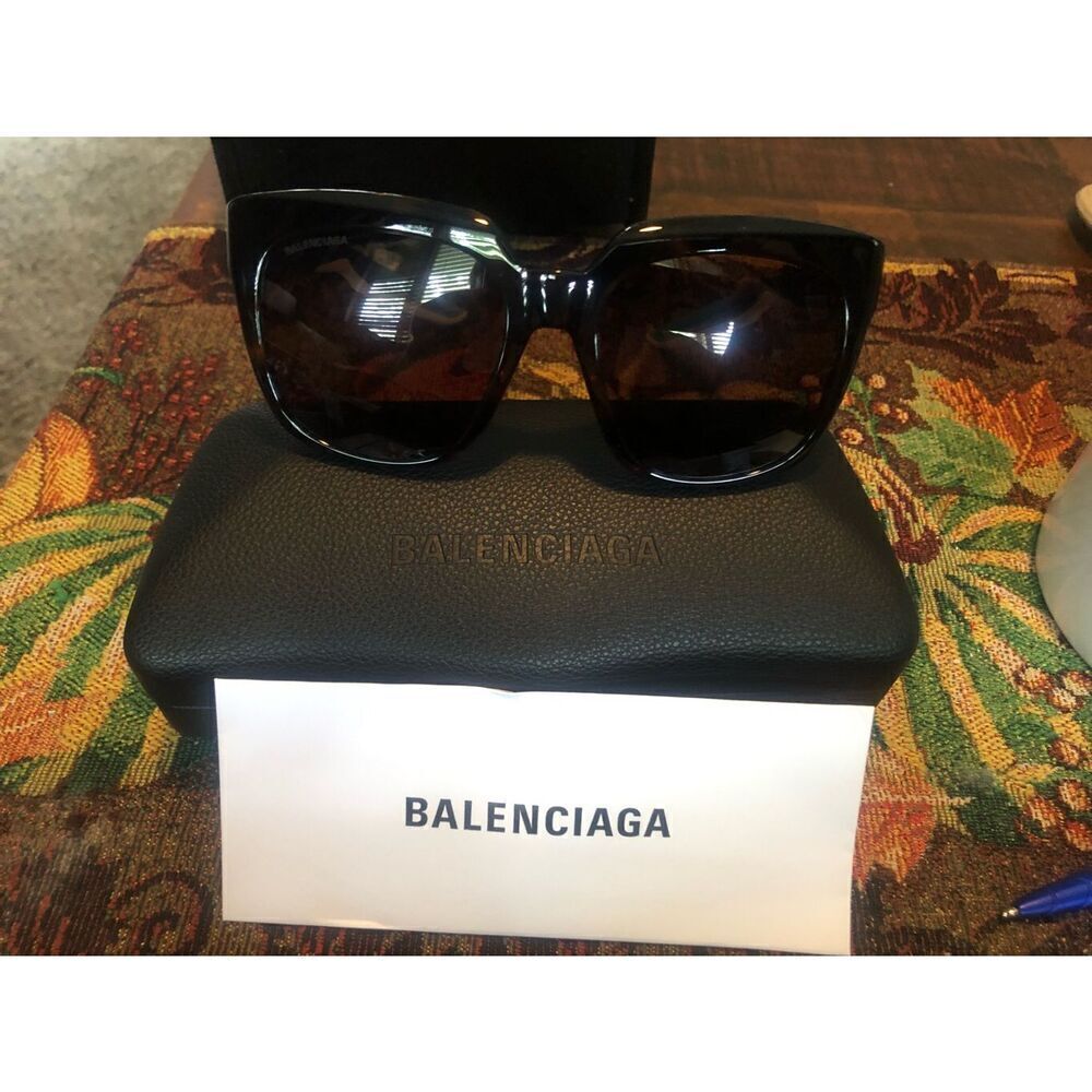 🔥🔥🔥 New Balenciaga sunglasses Comes with case authenticity certificate￼￼.